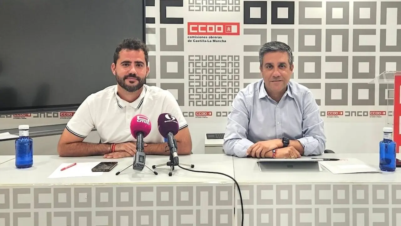 El secretario general de CCOO en Guadalajara, Javier Morales, junto al secretario regional del sindicato, Javier Ortega, en rueda de prensa