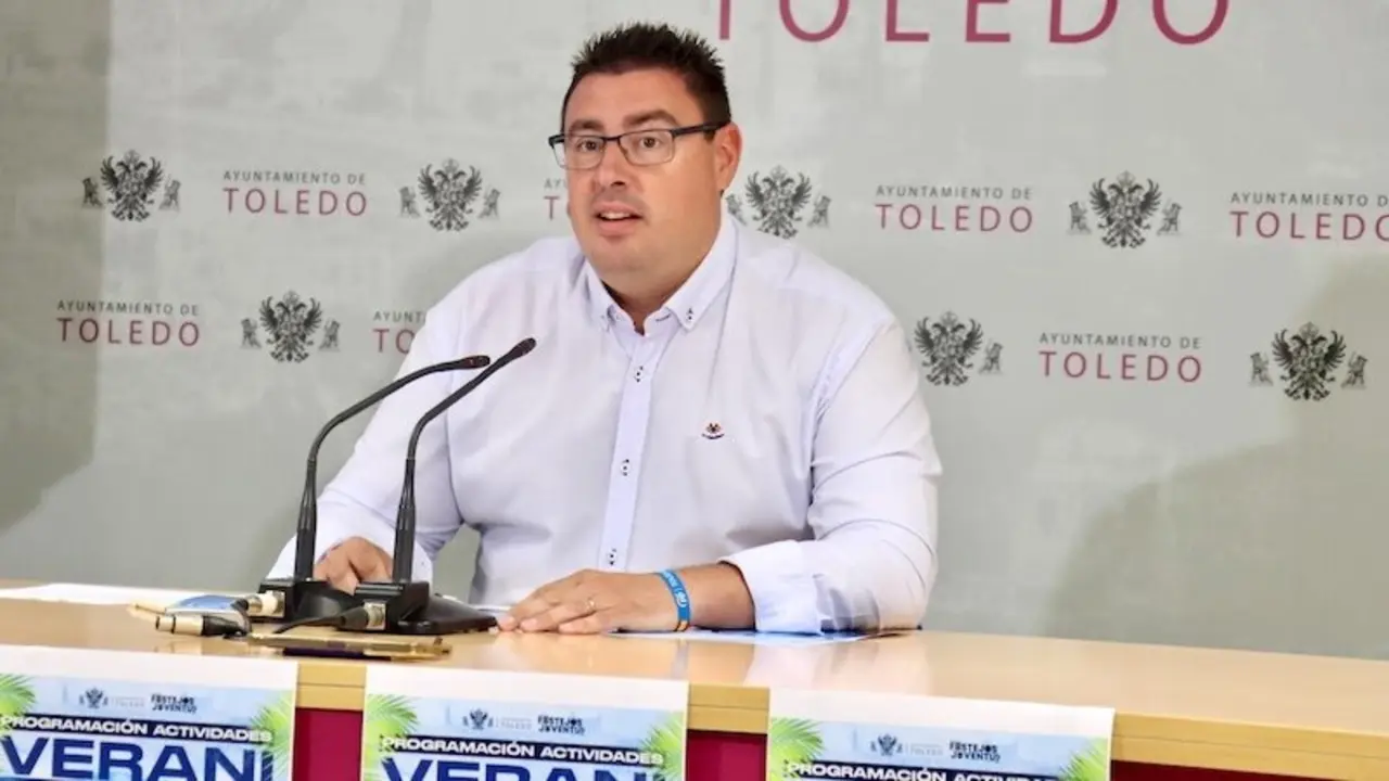El concejal de Juventud y Festejos de Toledo, José Vicente García-Toledano, ha presentado la programación de actividades del programa juvenil 'VeraniTO'