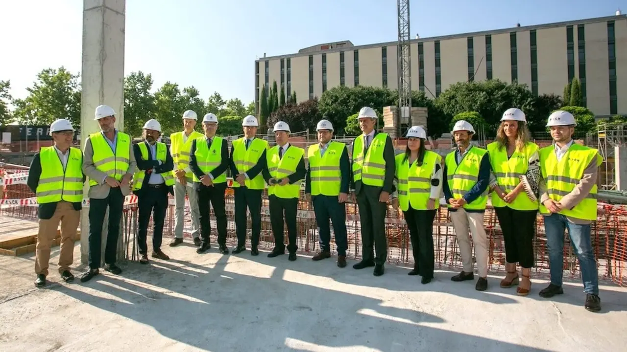 El presidente de Castilla-La Mancha, Emiliano García-Page, visita las obras de construcción de 86 viviendas para alquiler asequible en la ciudad de Toledo