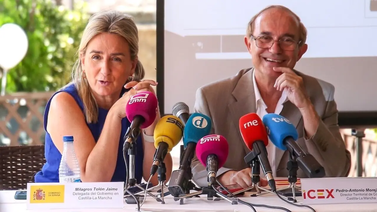 La delegada del Gobierno, Milagros Tolón, y el director territorial de Comercio del Instituto de Comercio Exterior (ICEX) en Castilla-La Mancha, Pedro Antonio Morejón, en rueda de prensa