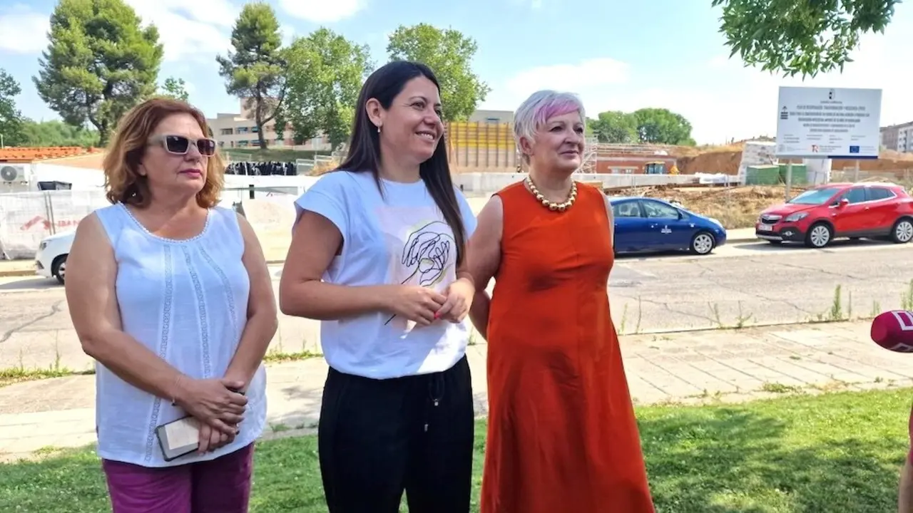 La consejera de Bienestar Social de Castilla-La Mancha, Bárbara García Torijano, atendiendo a los medios de comunicación este miércoles en Guadalajara