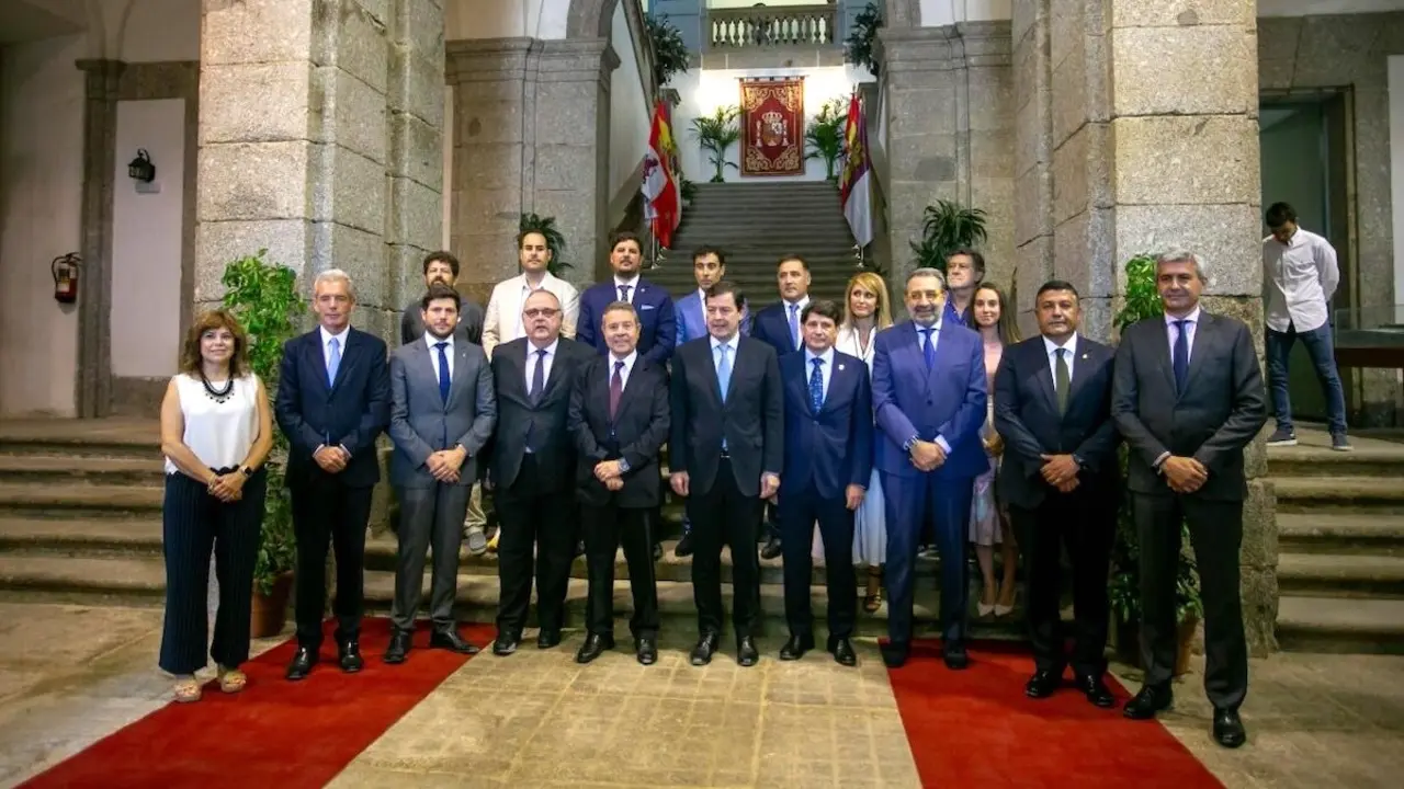 El presidente de Castilla-La Mancha, Emiliano García-Page, firma, en Arenas de San Pedro (Ávila), un convenio de colaboración en materia de asistencia sanitaria con el presidente de Castilla y León, Alfonso Fernández Mañueco