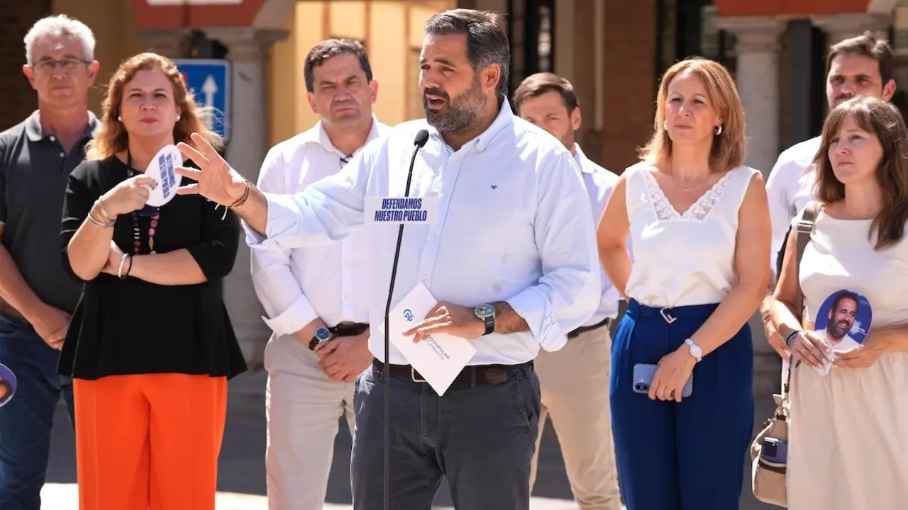 El presidente del PP de Castilla-La Mancha, Paco Núñez, ha presentado en Almadén (Ciudad Real) la campaña 'Defendamos nuestro pueblo'
