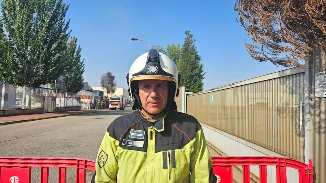El técnico del CEIS en Guadalajara, Alfonso Berzosa, ha informado sobre la evolución del incendio en la empresa de baterías de litio de Azuqueca de Henares (Guadalajara)