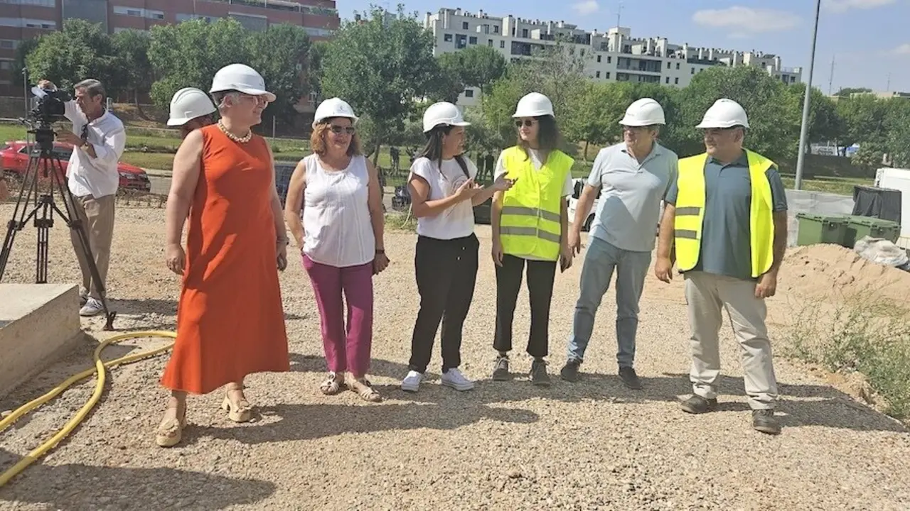 La consejera de Bienestar Social de Castilla-La Mancha, Bárbara García Torijano, durante la visita las obras del Centro de Día para personas con discapacidad de Guadalajara