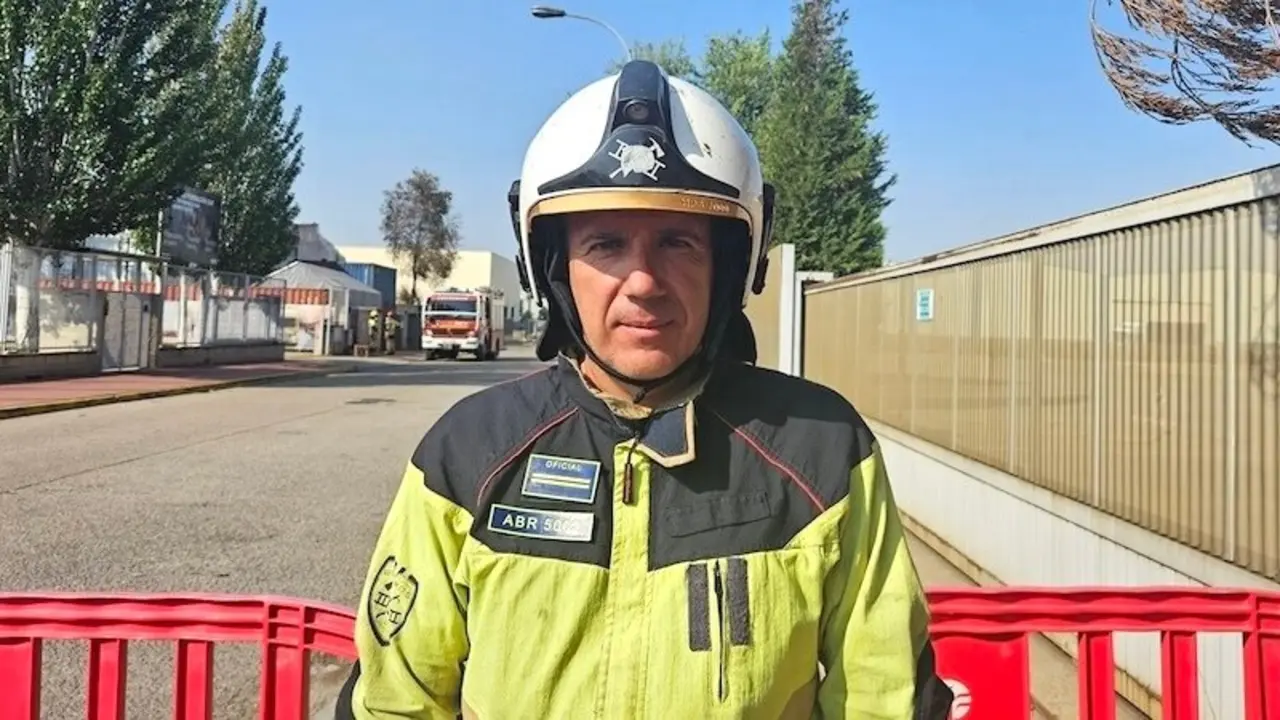 El técnico del CEIS en Guadalajara, Alfonso Berzosa, ha informado sobre la evolución del incendio de la fábrica de baterías de litio de Azuqueca de Henares