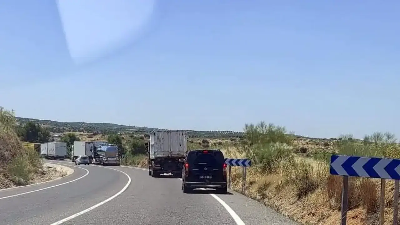Muere una mujer tras colisionar su coche contra un camión hormigonera en Toledo