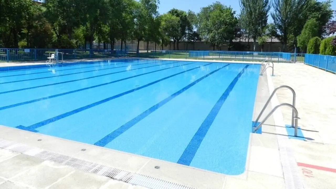 Trasladan al hospital a un niño de 3 años rescatado inconsciente en la piscina municipal de Tarancón (Cuenca)