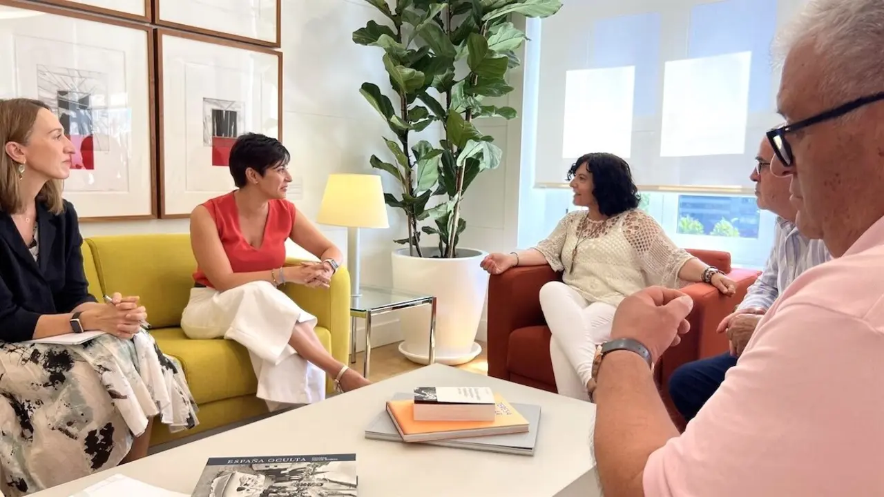 Reunión de la ministra de Vivienda, Isabel Rodríguez, con la alcaldesa de Mira (Cuenca), Miriam Lava