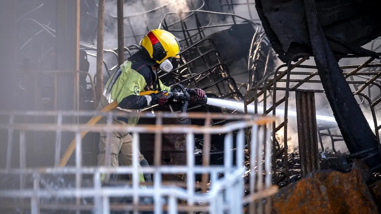 El incendio de la fábrica de baterías de Azuqueca de Henares (Guadalajara) evoluciona de forma favorable