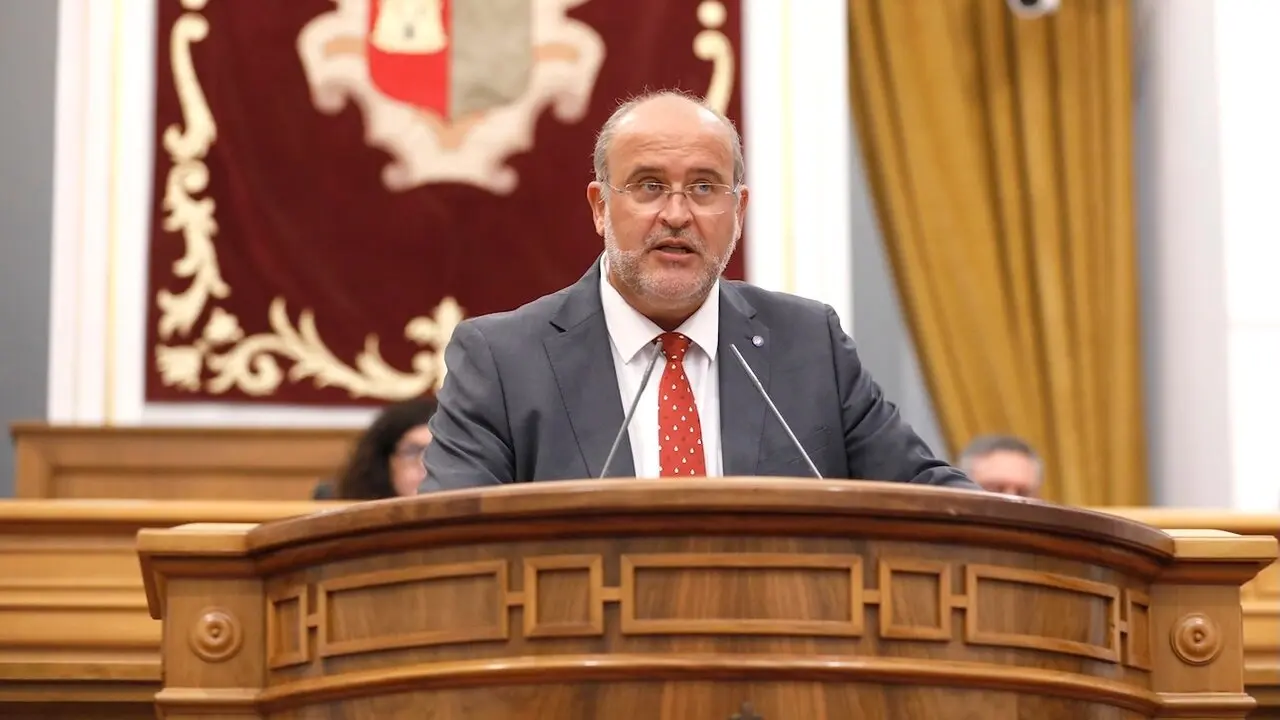 El vicepresidente primero del Gobierno de Castilla-La Mancha, José Luis Martínez Guijarro, durante su intervención en el Pleno de las Cortes regionales