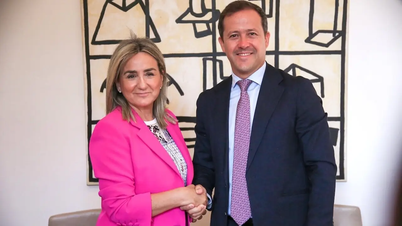La delegada del Gobierno en Castilla-La Mancha, Milagros Tolón, y el alcalde de Toledo, Carlos Velázquez, han firmado la adhesión del consistorio toledano al sistema VioGén
