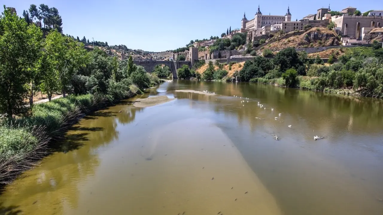 Vista del estado del río Tajo a su paso por la ciudad de Toledo este viernes - EFE/Ángeles Visdómine