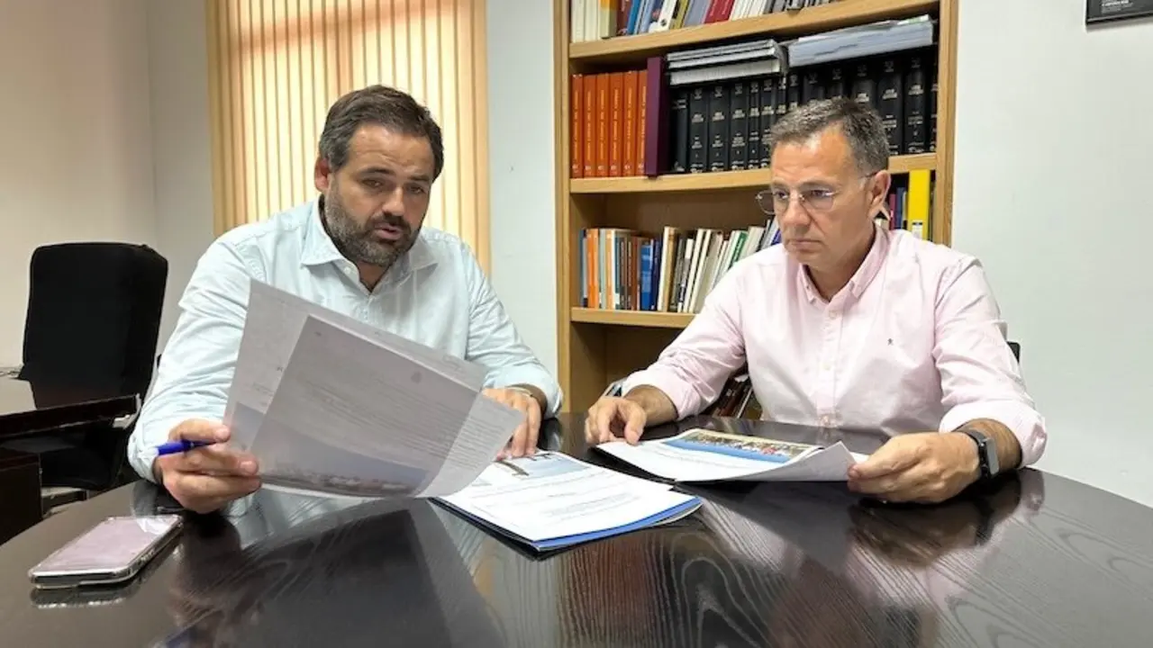 El presidente del PP de Castilla-La Mancha, Paco Núñez, junto al presidente del PP de Albacete, Manuel Serrano