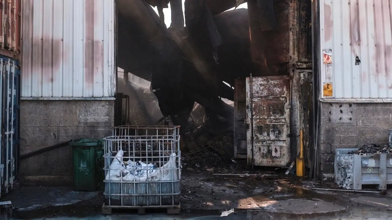 Comienza la limpieza en la planta de baterías de litio de Azuqueca de Henares (Guadalajara) tras una semana de incendio