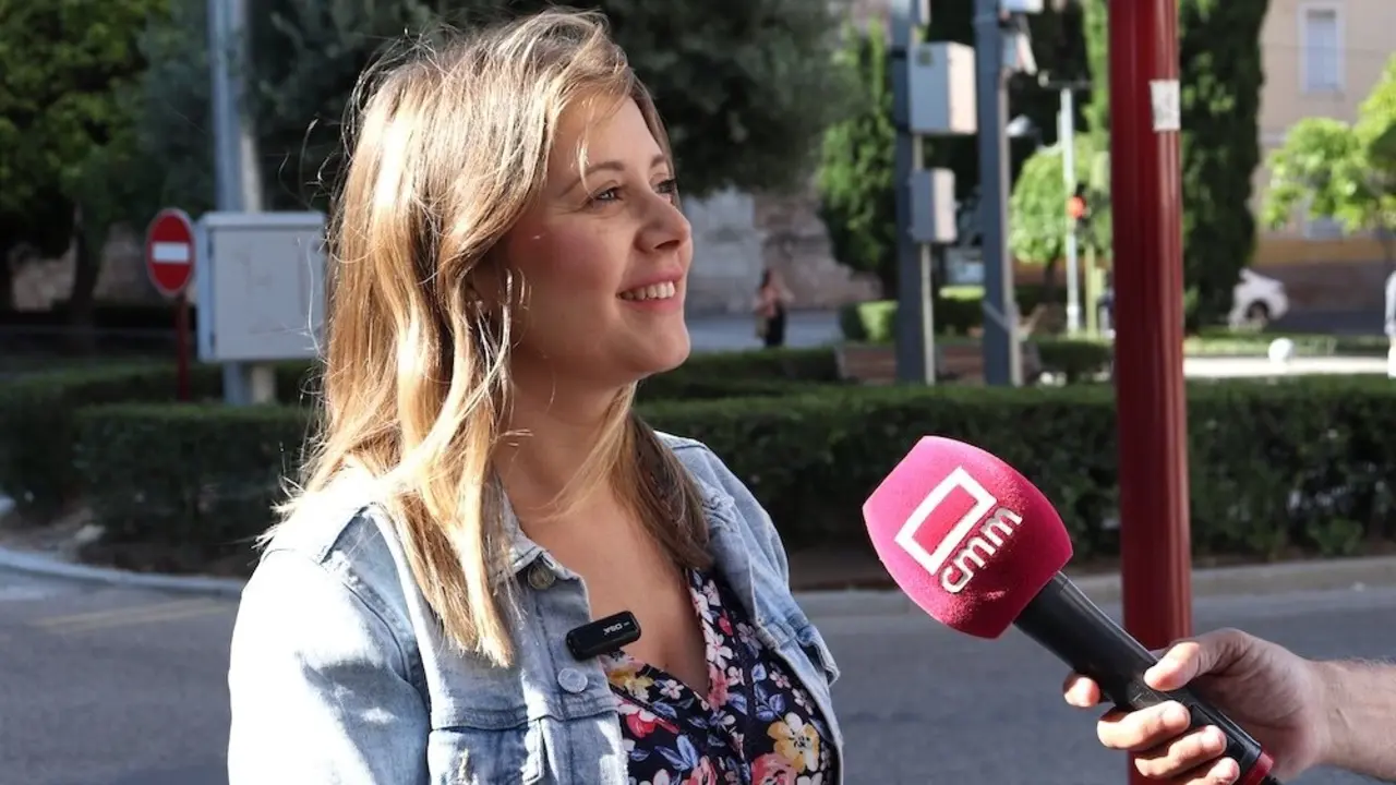 La diputada regional del PP de Castilla-La Mancha, Itziar Asenjo, atendiendo a los medios de comunicación este sábado en Guadalajara