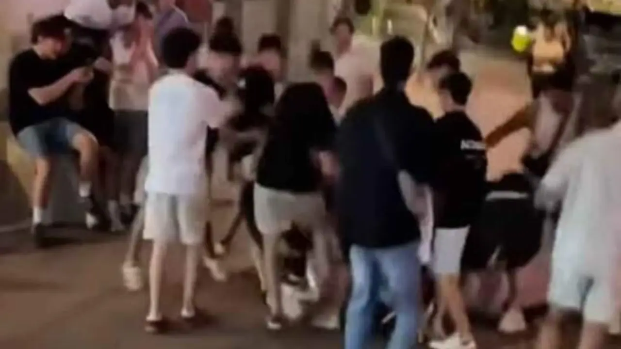 Imagen de archivo de una pelea multitudinaria en la vía pública