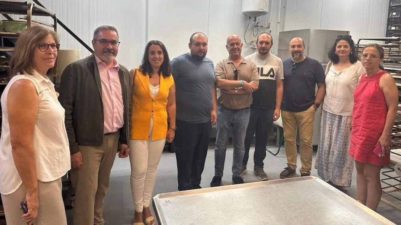 El director general de Desarrollo Rural, José Juan Fernández Zarco, durante la visita que ha realizado al obrador Dulces y Panes Eclair, de Mora (Toledo)