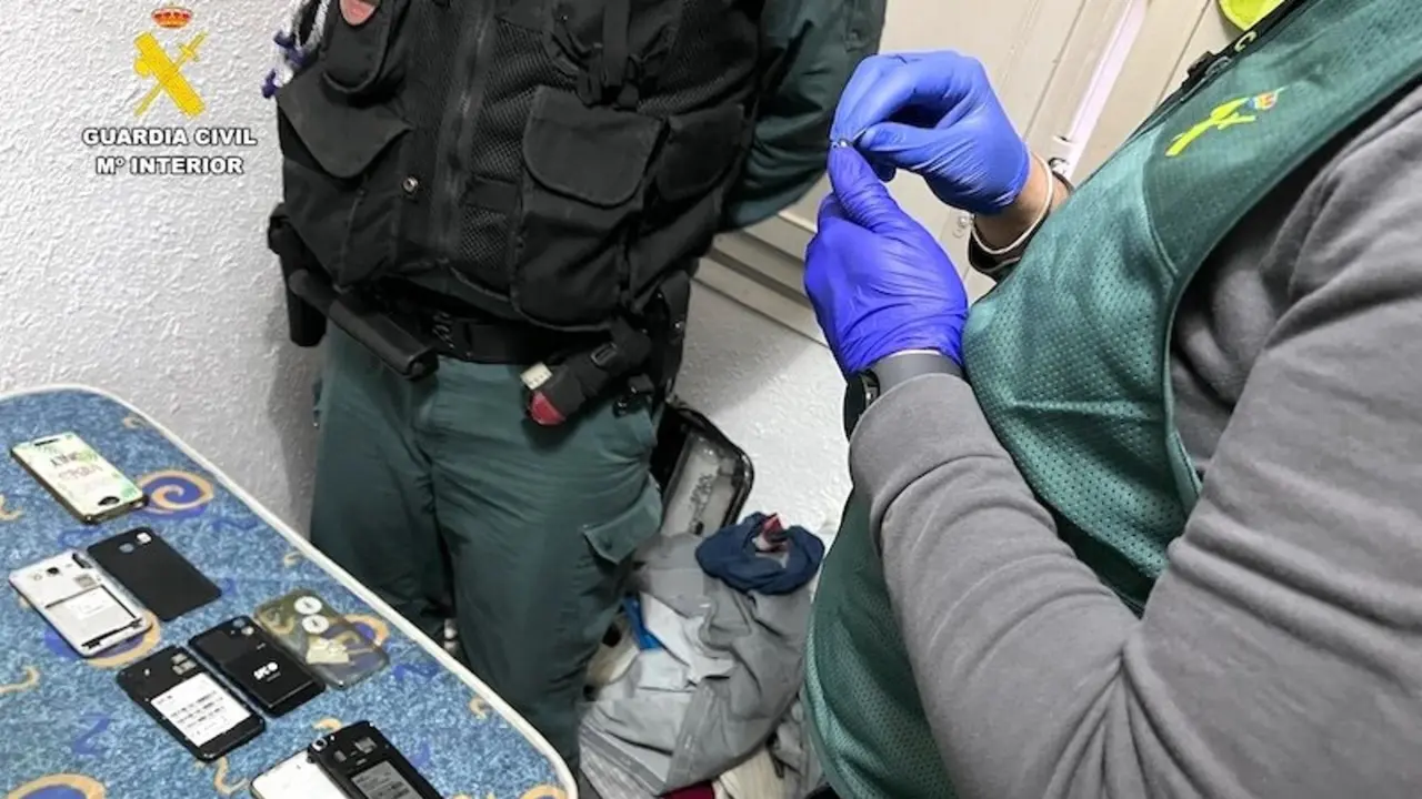 La Guardia Civil detiene a 15 personas por estafar casi 1.6 millones en internet