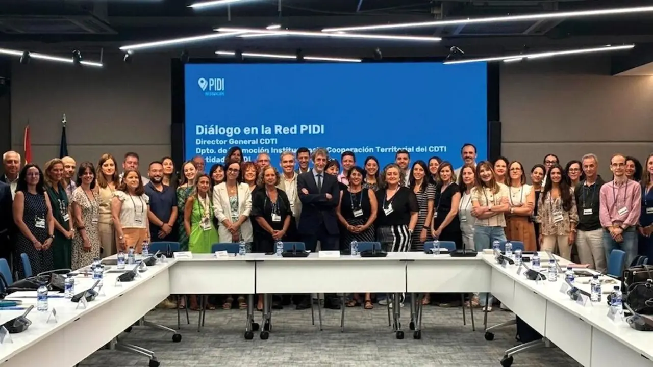 la directora de la Agencia de Investigación e Innovación, Charo Serrano, durante la reunión mantenida en CDTI con su director, José Moisés Martín, y con el resto de los puntos regionales de la red PIDI, que es la red de puntos de información sobre ayudas públicas de I+D+i