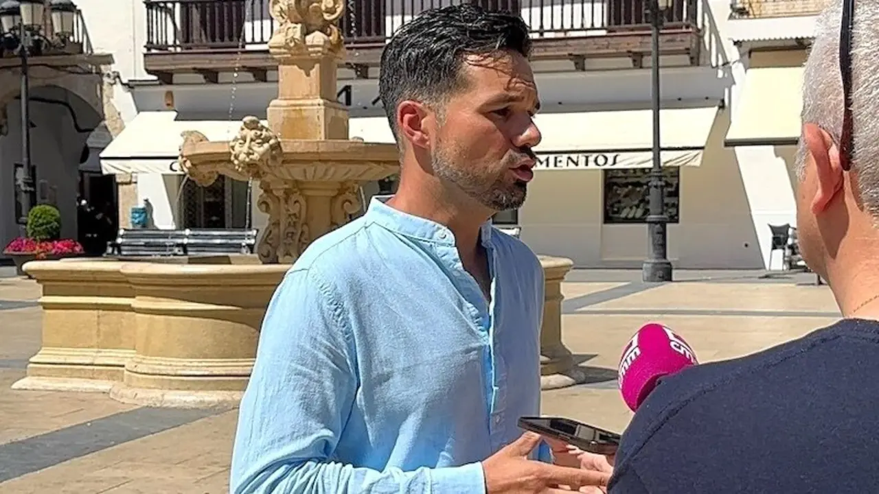 El secretario de Acción Electoral y Comunicación Interna del PSOE de Castilla-La Mancha, Miguel Zamora, atendiendo a los medios de comunicación este domingo en Tarazona de la Mancha (Albacete)