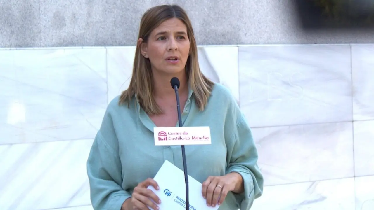 La secretaria general del PP de Castilla-La Mancha y portavoz parlamentaria, Carolina Agudo, durante la rueda de prensa que ha ofrecido en el Parlamento regional