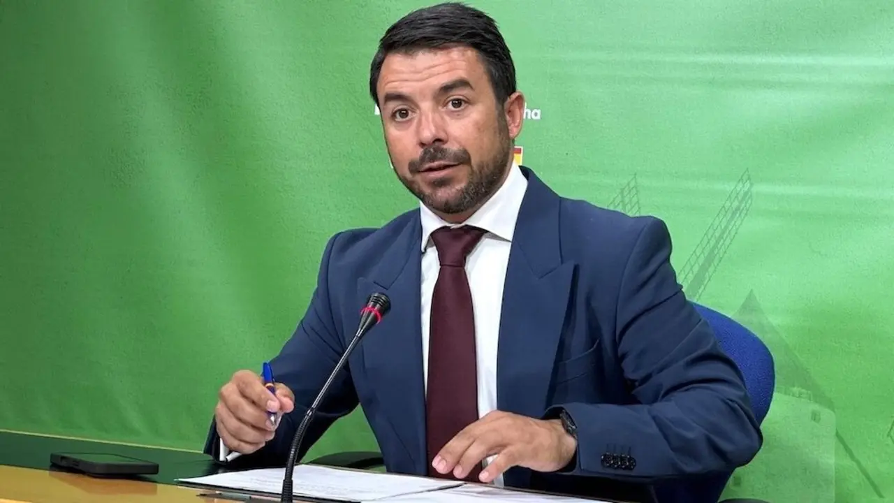El portavoz de Vox en las Cortes de Castilla-La Mancha, Iván Sánchez, durante la rueda de prensa que ha ofrecido en el parlamento regional