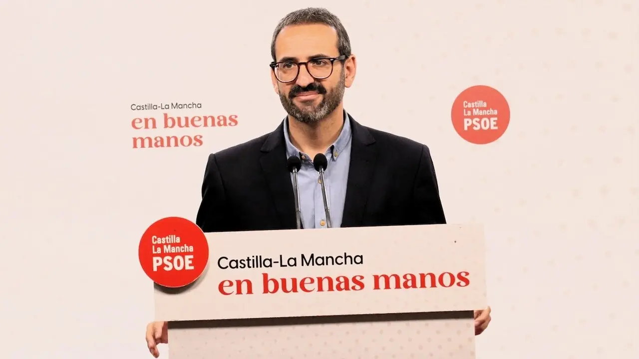 El secretario de Organización del PSOE de Castilla-La Mancha y diputado nacional, Sergio Gutiérrez, durante la rueda de prensa que ha ofrecido en el Parlamento regional