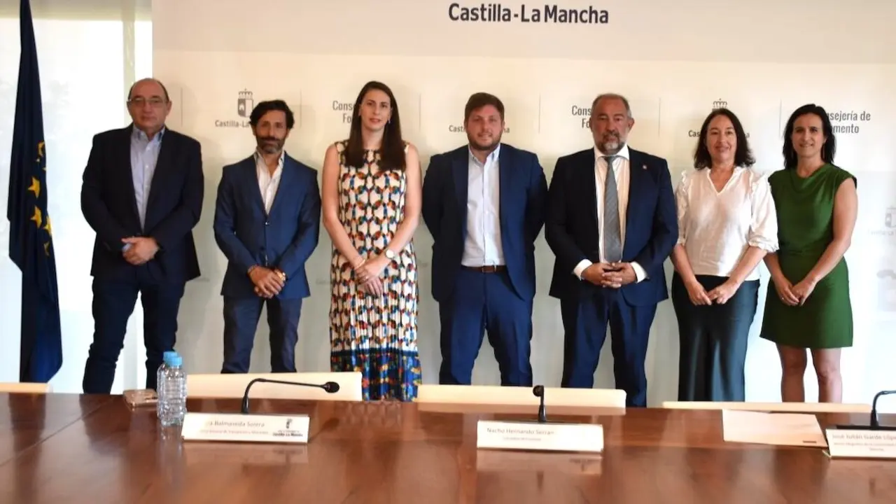 La UCLM y el Gobierno regional crean la Cátedra Institucional de Transporte Sensible a la Demanda