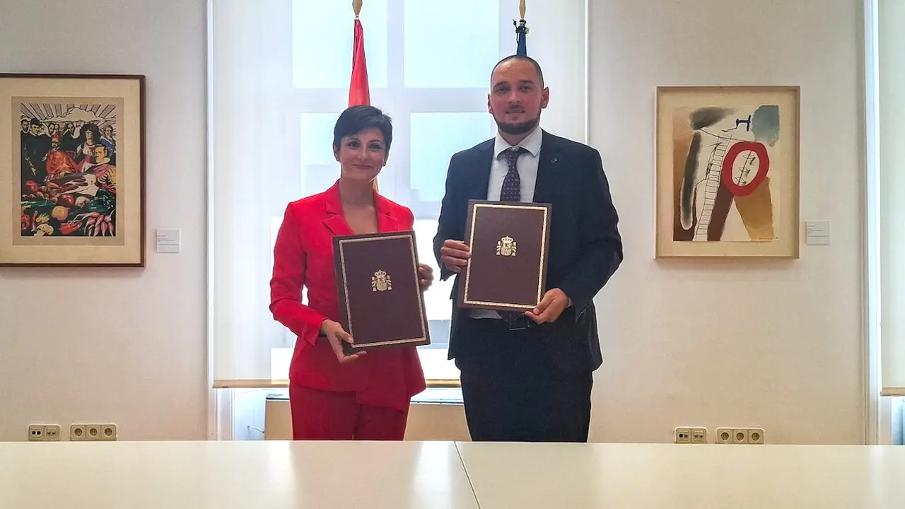 Isabel Rodríguez y Sergio Marín, alcalde de Letur (Albacete), firman una ayuda de 126.583 euros para actualizar la agenda urbana del municipio tras la DANA