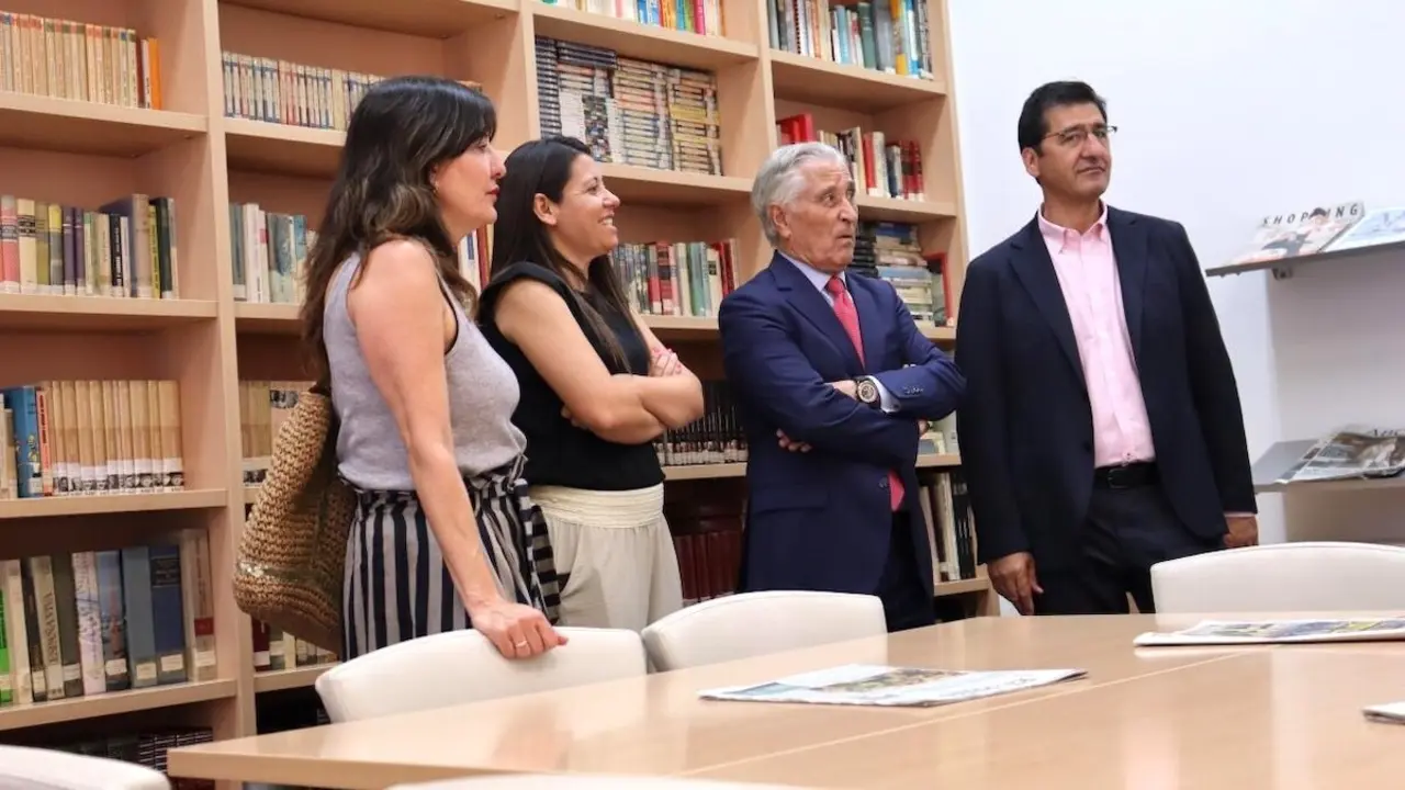 El vicepresidente segundo del Gobierno de Castilla-La Mancha, José Manuel Caballero, y la consejera de Bienestar Social, Bárbara García Torijano, ha asistido a la reapertura del Centro de Mayores de Almagro (Ciudad Real)