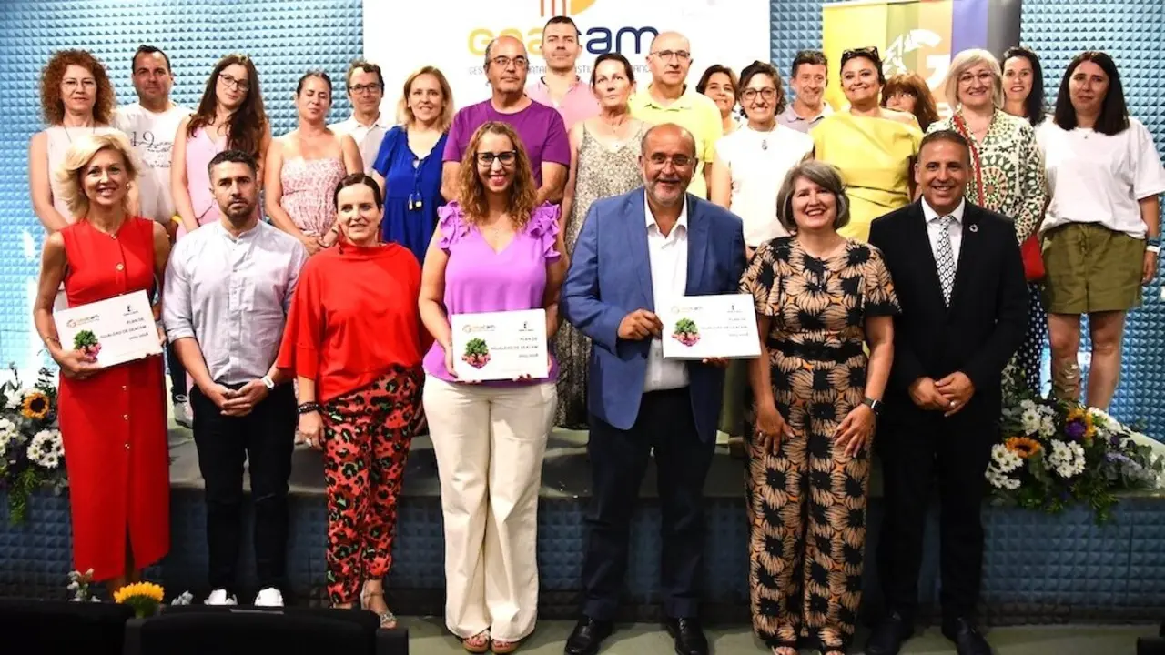 El vicepresidente primero, José Luis Martínez Guijarro, ha presentado, junto a la consejera de Desarrollo Sostenible, Mercedes Gómez, y a la consejera de Igualdad, Sara Simón, el Plan de Igualdad de GEACAM