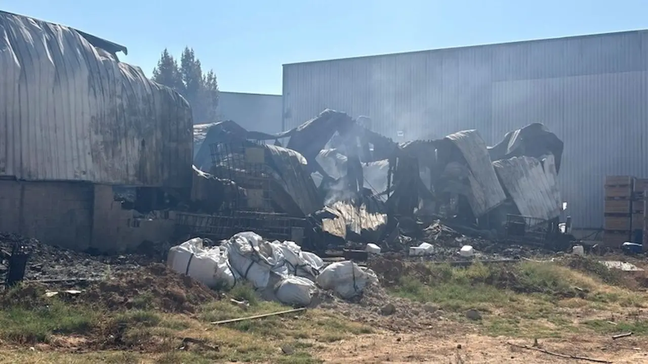 El Ayuntamiento de Azuqueca mantiene restringida la circulación en el polígono Ródano donde se incendio la planta de baterías de litio