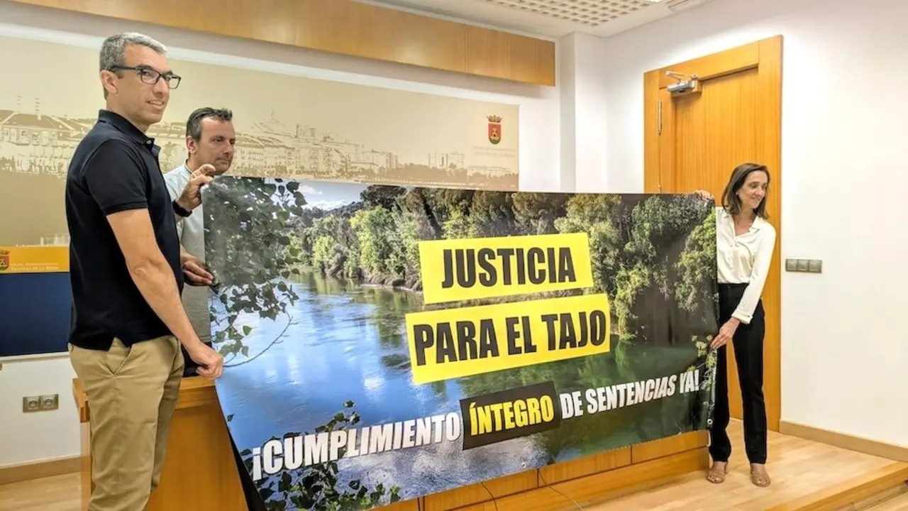 Piden colgar pancarta del Ayuntamiento de Talavera con el lema 'Justicia para el Tajo'