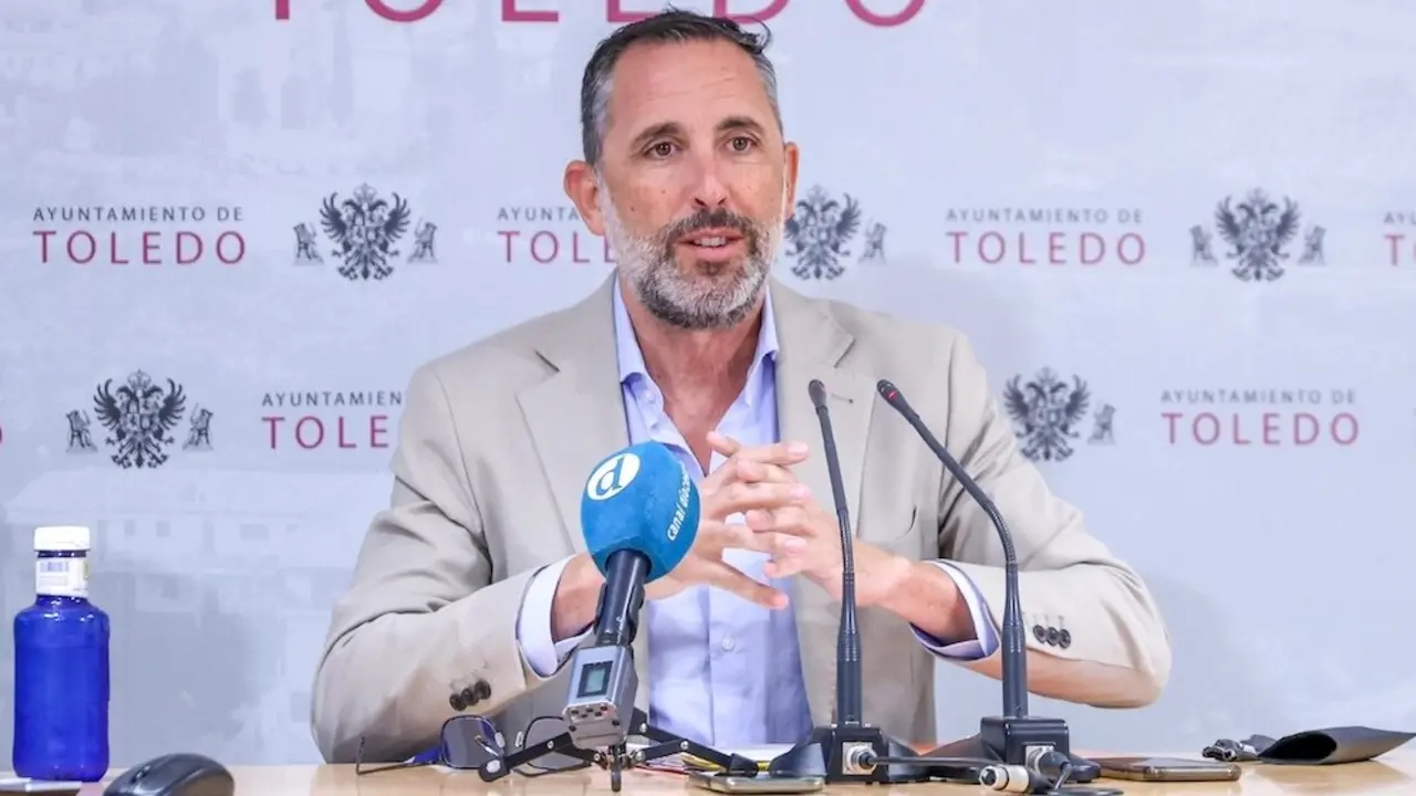 El concejal de Movilidad y Régimen Interior del Ayuntamiento de Toledo, Iñaki Jiménez, ha presentado el contenido del proyecto de Zona de Bajas Emisiones (ZBE)