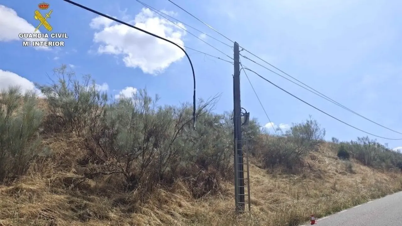 Dos detenidos en Guadalajara sorprendidos mientras robaban cable del tendido telefónico