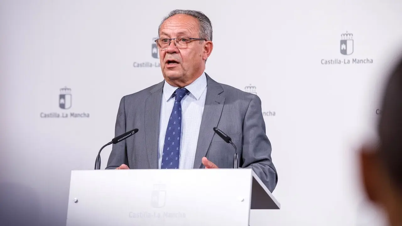 El consejero de Hacienda, Administraciones Públicas y Transformación Digital de Castilla-La Mancha, Juan Alfonso Ruiz Molina, durante la rueda de prensa que ha ofrecido
