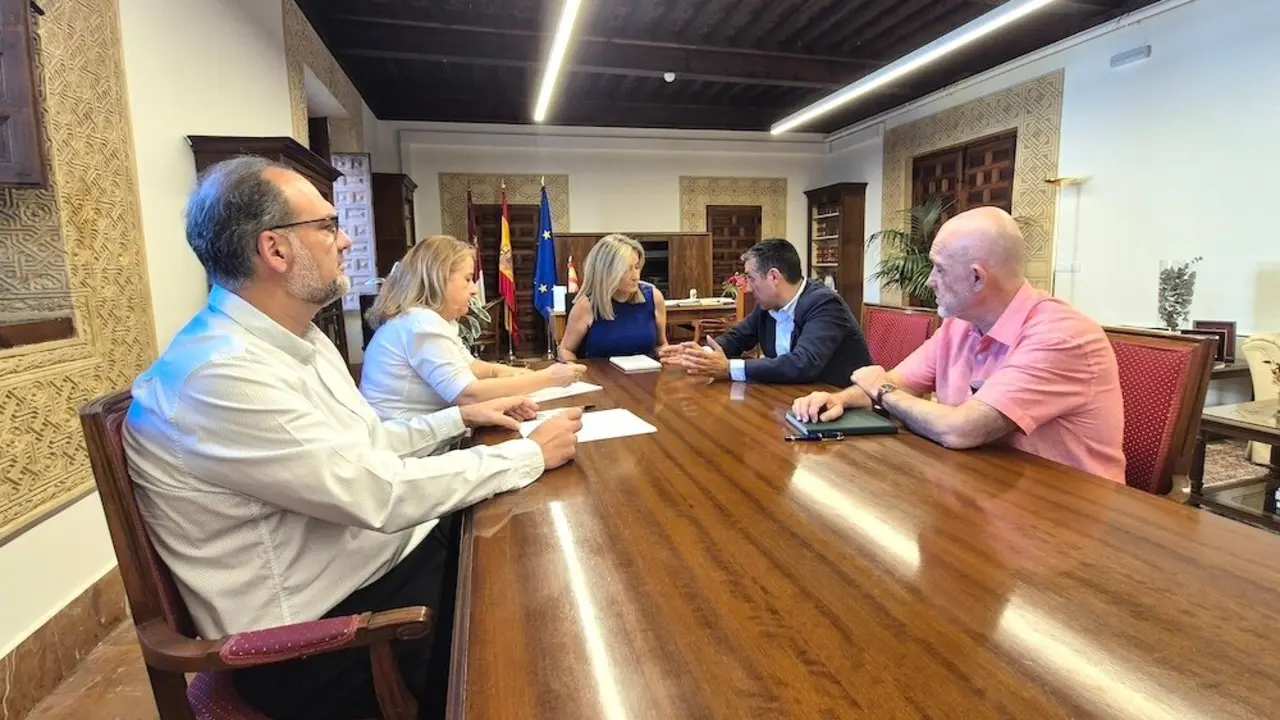 El secretario general de CCOO, Javier Ortega, se ha reunido con la delegada del Gobierno en Castilla-La Mancha, Milagros Tolón