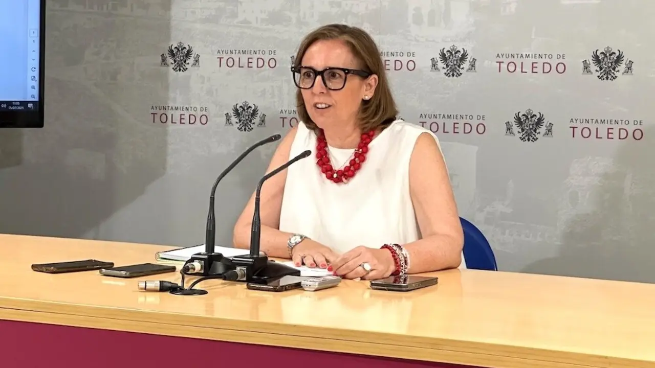 Ls concejala de Obras y Servicios del Ayuntamiento de Toledo, Loreto Molina, durante la rueda de prensa que ha ofrecido