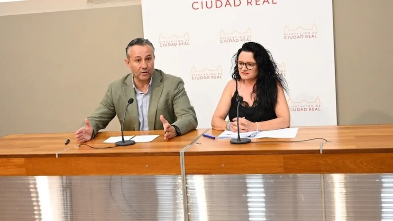 El vicepresidente de Organización interna, Adrián Fernández, y la portavoz del Gobierno de la institución provincial, Rocío Zarco, en rueda de prensa