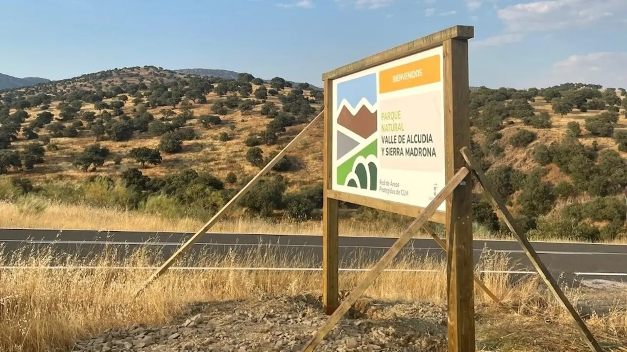 La Junta renueva la señalética del Parque Natural Valle de Alcudia y Sierra Madrona