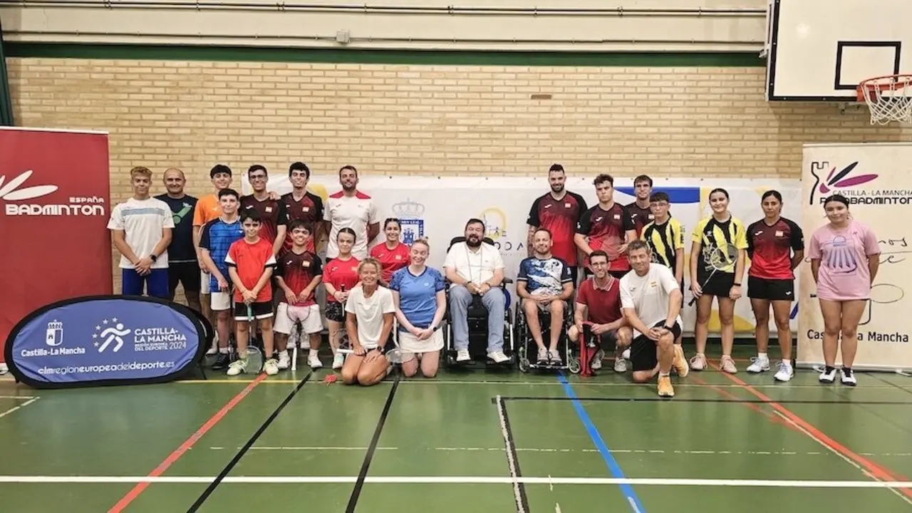 La Roda (Albacete) acoge un campus internacional de parabáminton con una treintena de jugadores