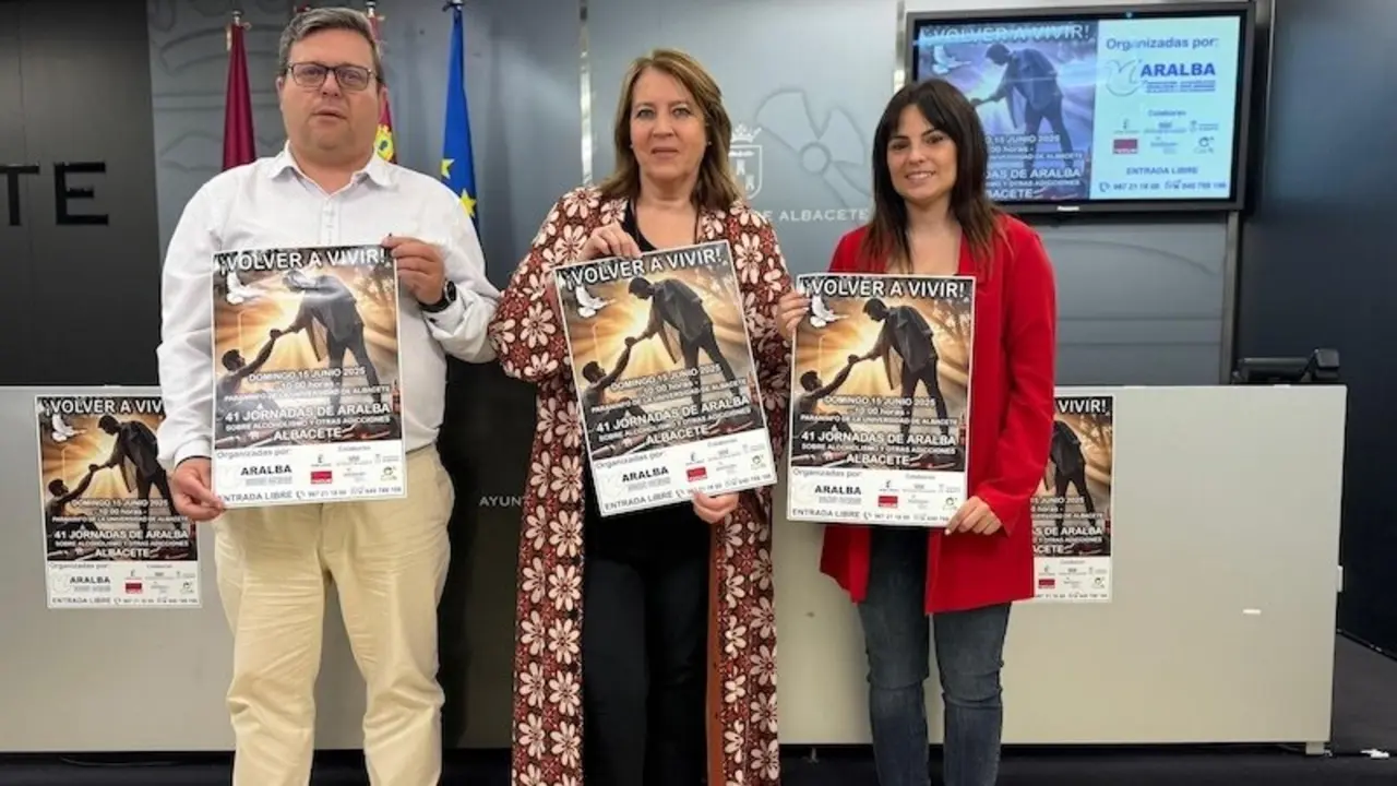 En la imagen de archivo la concejala de Asuntos Sociales del Ayuntamiento de Albacete, Llanos Navarro, durante la presentación de una jornada de Aralba