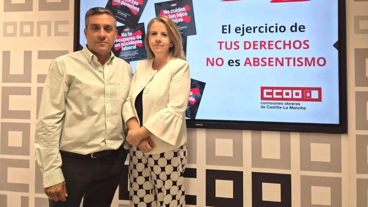 El secretario regional de CCOO en Castilla-La Mancha, Javier Ortega, y la secretaria de Diálogo Social y Salud Laboral del sindicato en la región, Raquel Payo, durante la rueda de prensa que han ofrecido