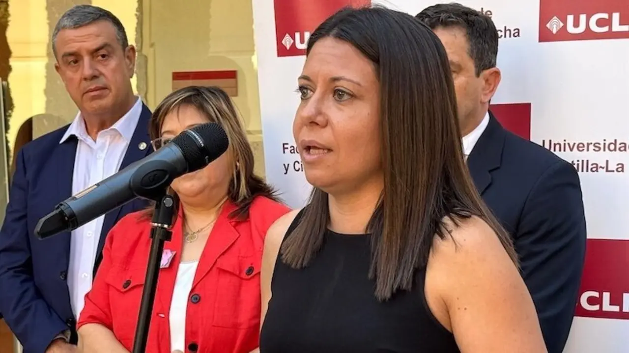 La consejera de Bienestar Social de Castilla-La Mancha, Bárbara García Torijano, atendiendo a los medios de comunicación este miércoles en Ciudad Real
