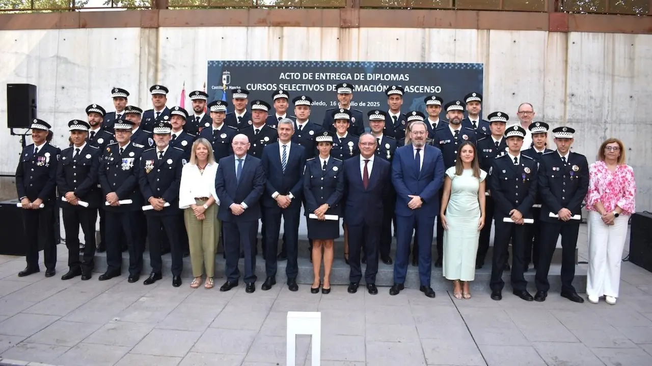 El consejero de Hacienda, Administraciones Públicas y Transformación Digital, Juan Alfonso Ruiz Molina, ha presidido, en el Archivo Regional de Castilla-La Mancha, el acto institucional de clausura de los cursos selectivos de formación de ascenso para policías locales