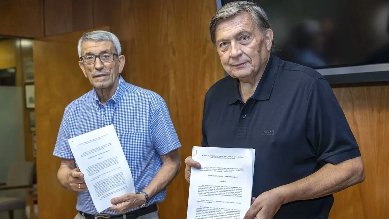 El abogado Joaquín Sánchez Garrido (i) y el historiador Jorge Miranda (d) piden que la arqueta con los restos de los reyes visigodos Recesvinto y Wamba sea BIC - EFE/Ángeles Visdómine
