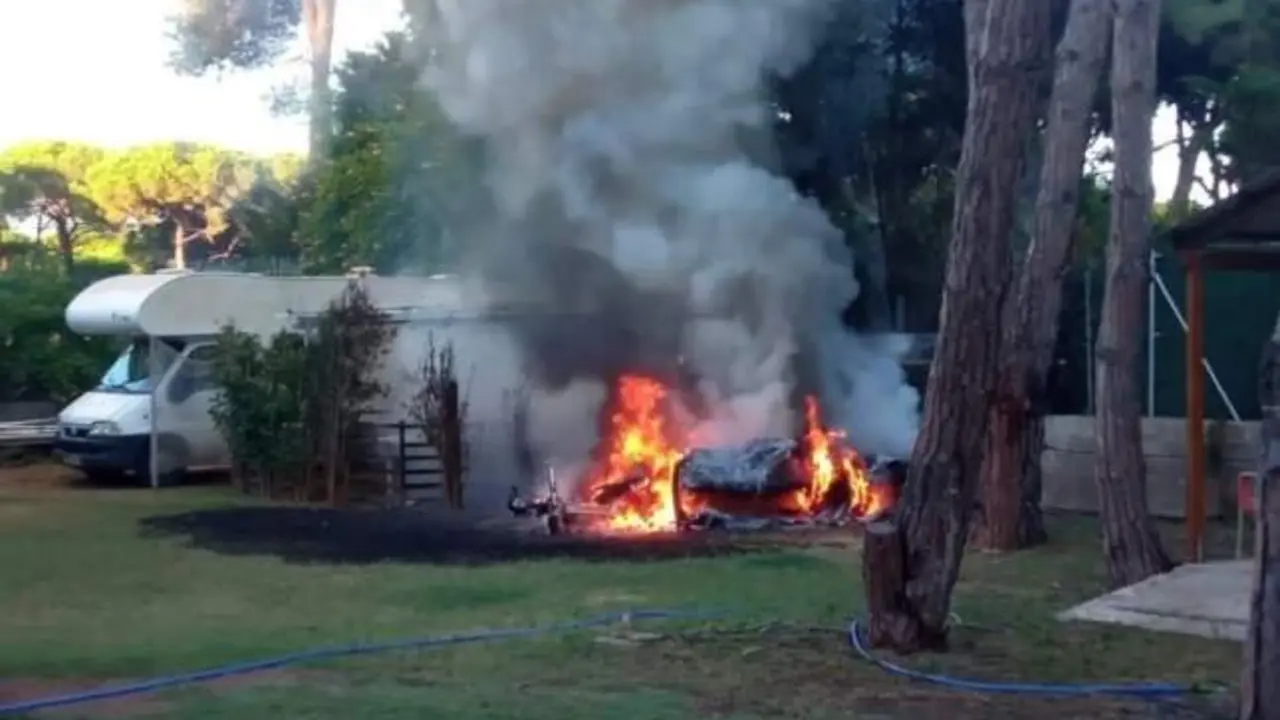Se incendia y explota una caravana en el jardín de una casa: la dueña al hospital