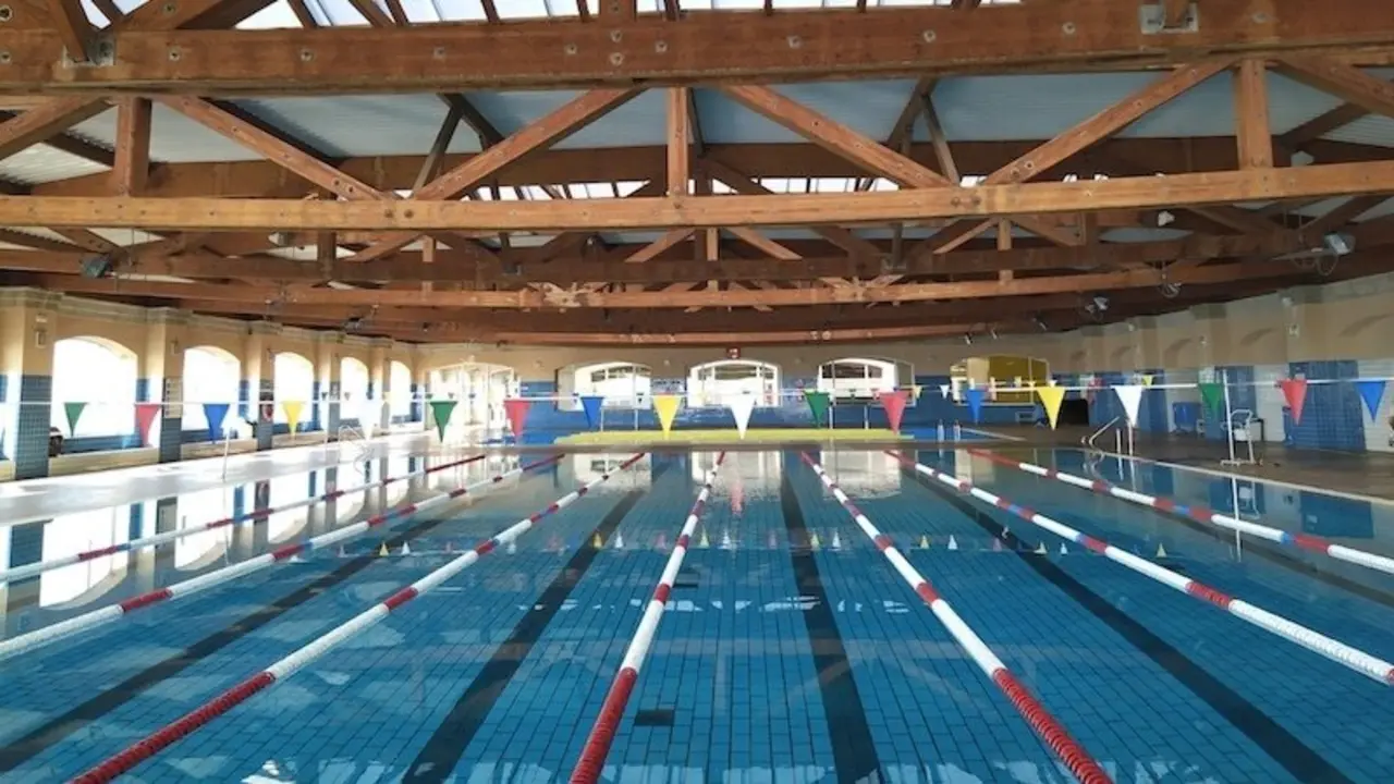 Encuentran el cadáver de un hombre flotando en una piscina de un polideportivo