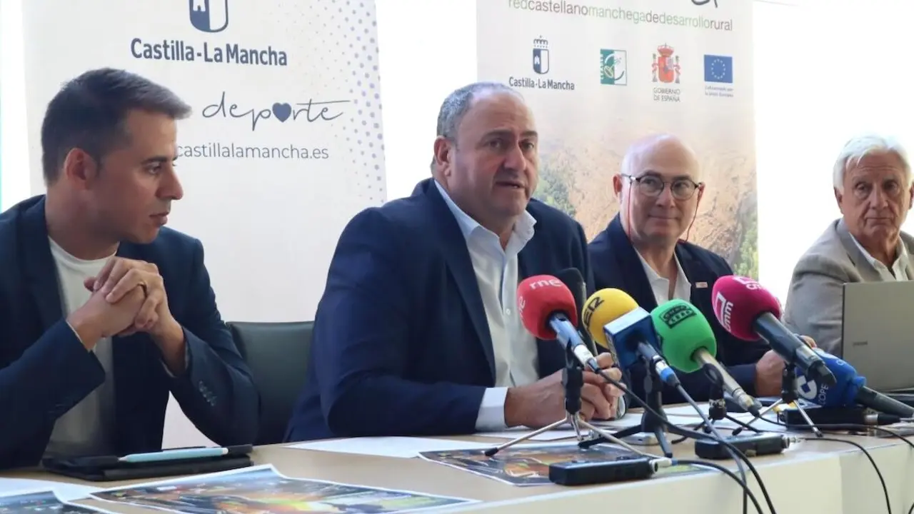 El consejero de Agricultura, Ganadería y Desarrollo Rural de Castilla-La Mancha, Julián Martínez Lizán, este jueves durante una rueda de prensa
